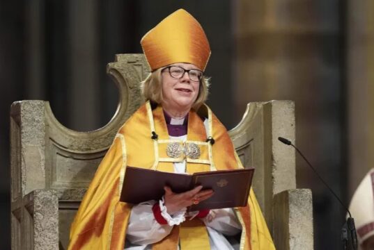 سارة مولالي تُنصّب كأول رئيسة أساقفة أنثى لكانتربري