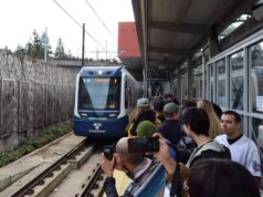 تجمعت أسراب هائلة أخيراً لركوب القطار الخفيف فوق بحيرة واشنطن