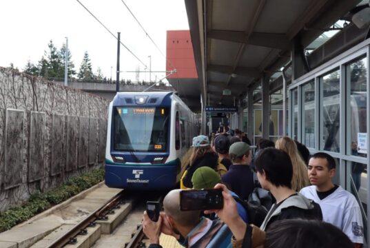 تجمعت أسراب هائلة أخيراً لركوب القطار الخفيف فوق بحيرة واشنطن