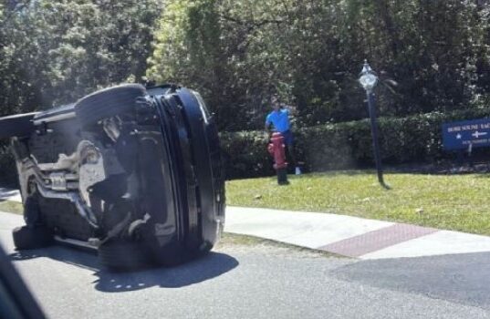 تم رصد تايجر وودز في موقع الحادث وسط شكوك حول قيادته تحت تأثير الكحول، وتم إطلاق سراحه بكفالة.