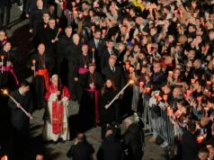 البابا ليو يحمل الصليب في جميع محطات درب الصليب الأربعة عشر خلال موكب الجمعة العظيمة، ليكون أول بابا يقوم بذلك منذ عقود.