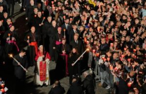 البابا ليو يحمل الصليب في جميع محطات درب الصليب الأربعة عشر خلال موكب الجمعة العظيمة، ليكون أول بابا يقوم بذلك منذ عقود.