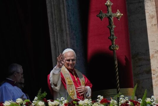 يبدأ البابا ليو الثالث عشر من ولايته بدعوة إلى الثقة وسط الصراعات العالمية