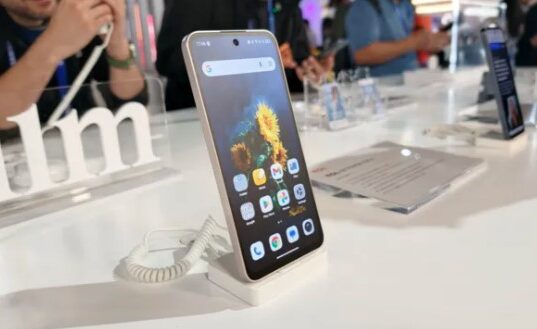 هاتف TCL NXTPAPER 70 Professional، ذو التصميم اللطيف على العينين، متوفر الآن في الولايات المتحدة عبر T-Mobile.