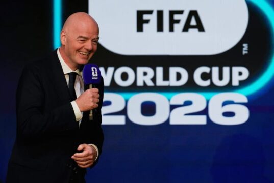 أعلن الاتحاد الدولي لكرة القدم (فيفا) عن عرضٍ مميزٍ بين شوطي نهائي كأس العالم على غرار عرض السوبر بول، بمشاركة مادونا وشاكيرا وفرقة بي تي إس.