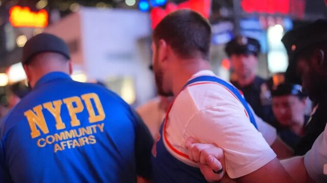 القبض على العديد من مشجعي نيكس وإصابة شرطي خلال احتفال نهائيات الدوري الاميركي للمحترفين للعبة 2 بالقرب من MSG
| itg-ar.com