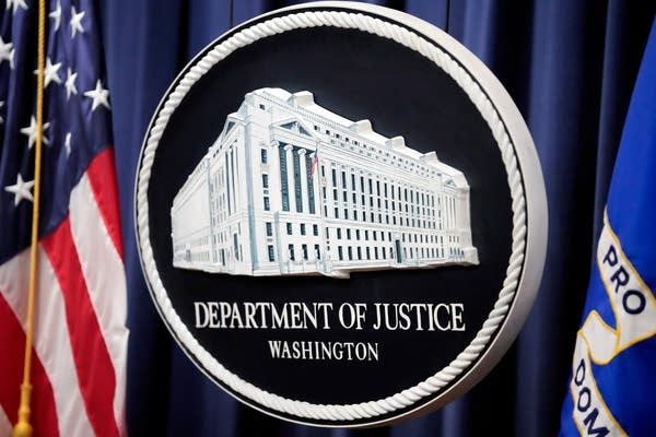 تقول وزارة العدل إن الرجل تم تجنيسه بعد أن تم تقول وزارة العدل إن الرجل تم تجنيسه بعد أن تم رفضه سابقًا
| itg-ar.com