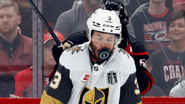 تم إدخال رجل الدفاع من Golden Knights إلى المستشفى بعد أن أخذ طلقة بسرعة 87 ميلاً في الساعة لوجهه في مشهد مرعب
| itg-ar.com