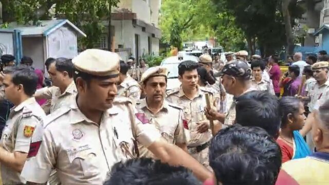 جريمة قتل جبل كايلاش: المحكمة تضع الطبيب في حجز الشرطة جريمة قتل جبل كايلاش: المحكمة تضع الطبيب في حجز الشرطة لمدة يومين
| itg-ar.com
