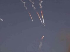 حرب غرب آسيا مباشرة: إيران تستهدف القواعد الأمريكية في الأردن والخليج بعد أن أمر ترامب بضربات بالقرب من هرمز
| itg-ar.com حرب غرب آسيا مباشرة: إيران تستهدف القواعد الأمريكية في الأردن والخليج بعد أن أمر ترامب بضربات بالقرب من هرمز
| itg-ar.com