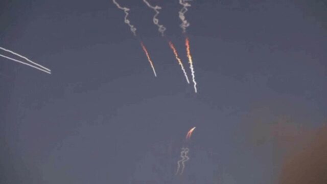 حرب غرب آسيا مباشرة: إيران تستهدف القواعد الأمريكية في الأردن حرب غرب آسيا مباشرة: إيران تستهدف القواعد الأمريكية في الأردن والخليج بعد أن أمر ترامب بضربات بالقرب من هرمز
| itg-ar.com