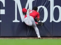 خرج Dane Myers من فريق Reds من الملعب بعد اصطدامه بالحائط وقام بحركة بهلوانية ضد Brewers
| itg-ar.com خرج Dane Myers من فريق Reds من الملعب بعد اصطدامه بالحائط وقام بحركة بهلوانية ضد Brewers
| itg-ar.com