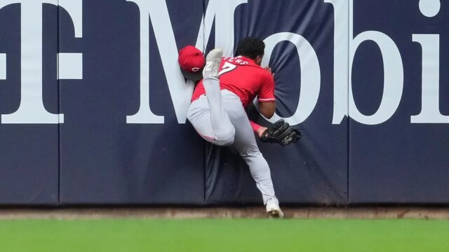 خرج Dane Myers من فريق Reds من الملعب بعد اصطدامه بالحائط وقام بحركة بهلوانية ضد Brewers
| itg-ar.com