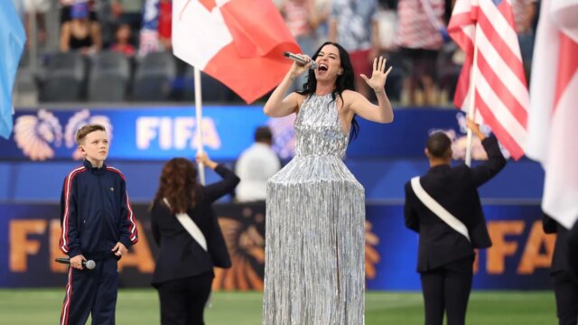 رئيس الوزراء الكندي السابق يشاهد المباراة الافتتاحية لكأس العالم في رئيس الوزراء الكندي السابق يشاهد المباراة الافتتاحية لكأس العالم في الولايات المتحدة وليس كندا
| itg-ar.com