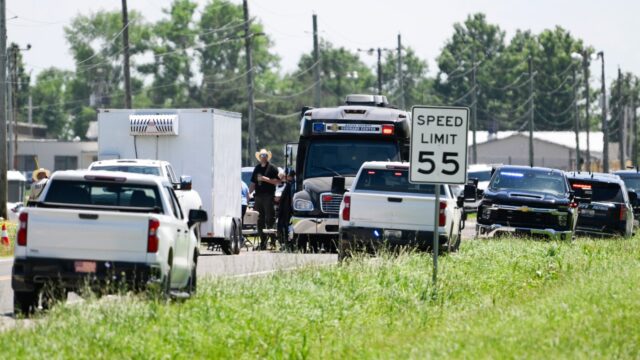 قالت السلطات إن 12 شخصا لقوا حتفهم بعد تحطم طائرة للقفز بالمظلات في ولاية ميسوري
| itg-ar.com