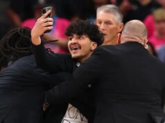 قام أحد المشجعين بتعطيل المباراة الأولى لنهائيات الدوري الاميركي للمحترفين أثناء محاولته التقاط صورة شخصية مع لاعب توتنهام فيكتور ويمبانياما
| itg-ar.com قام أحد المشجعين بتعطيل المباراة الأولى لنهائيات الدوري الاميركي للمحترفين أثناء محاولته التقاط صورة شخصية مع لاعب توتنهام فيكتور ويمبانياما
| itg-ar.com