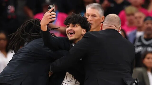 قام أحد المشجعين بتعطيل المباراة الأولى لنهائيات الدوري الاميركي للمحترفين أثناء محاولته التقاط صورة شخصية مع لاعب توتنهام فيكتور ويمبانياما
| itg-ar.com