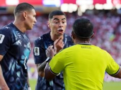 – لاعب باراجواي ميجيل ألميرون يحصل على بطاقة حمراء بسبب تغطية فمه
| itg-ar.com - لاعب باراجواي ميجيل ألميرون يحصل على بطاقة حمراء بسبب تغطية فمه
| itg-ar.com