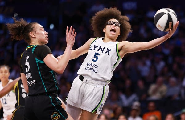 مايلز يسجل علامة WNBA الصاعدة برصيد 24 نقطة في الشوط مايلز يسجل علامة WNBA الصاعدة برصيد 24 نقطة في الشوط الأول على الطريق 31 في فوز لينكس على سباركس
| itg-ar.com