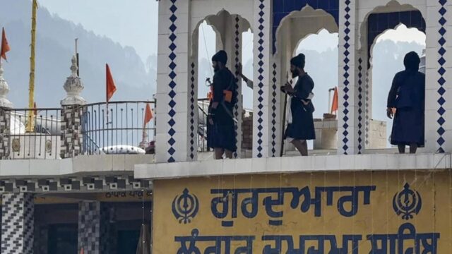 مجموعة من Nihangs تقتحم غوردوارا في Rudraprayag، واحتجزت أحد أتباع مجموعة من Nihangs تقتحم غوردوارا في Rudraprayag، واحتجزت أحد أتباع السيخ كرهينة على السطح
| itg-ar.com