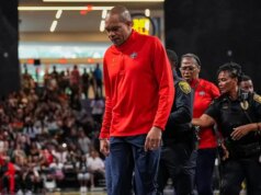 مدرب WNBA يرافقه ضباط الشرطة إلى خارج الملعب بعد لحظة مكثفة مع المسؤولين أثناء المباراة
| itg-ar.com مدرب WNBA يرافقه ضباط الشرطة إلى خارج الملعب بعد لحظة مكثفة مع المسؤولين أثناء المباراة
| itg-ar.com