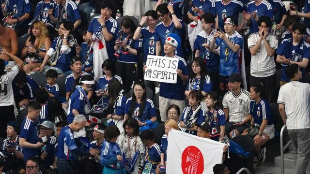 مشجعو كأس العالم اليابانيون يقومون بتنظيف الملعب مع لاعب وسط مشجعو كأس العالم اليابانيون يقومون بتنظيف الملعب مع لاعب وسط اتحاد كرة القدم الأميركي بعد تعادل الفريق مع هولندا
| itg-ar.com