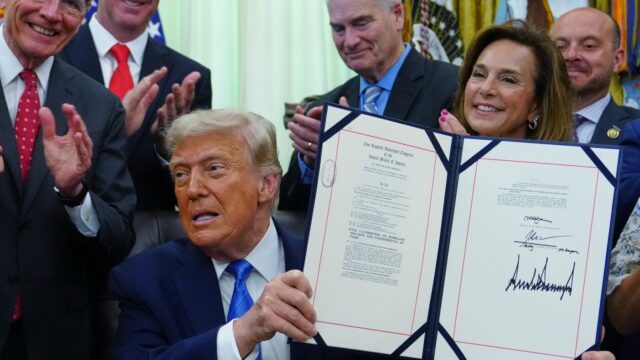 مع قيام المحكمة العليا بتوسيع سلطة ترامب المتعلقة بالهجرة، يحذر الخبراء من انخفاض حاد في عدد سكان الولايات المتحدة
| itg-ar.com