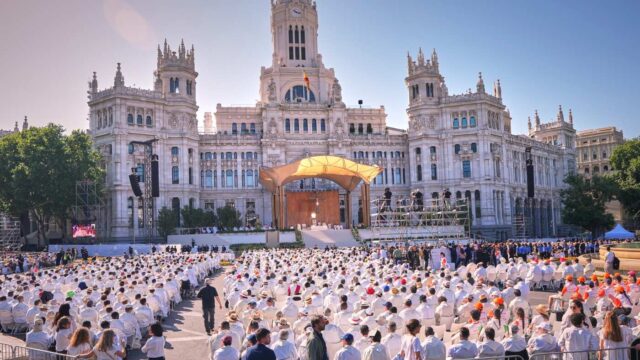مليون شخص يتدفقون على شوارع مدريد لمشاهدة موكب البابا المغطى مليون شخص يتدفقون على شوارع مدريد لمشاهدة موكب البابا المغطى بالسجاد
| itg-ar.com