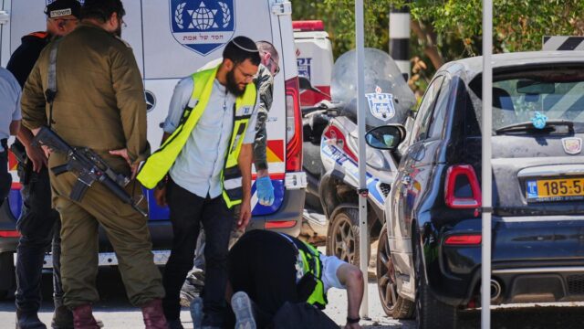 مهاجم عربي يفتح النار في وسط إسرائيل، مما أسفر عن مهاجم عربي يفتح النار في وسط إسرائيل، مما أسفر عن مقتل شخص وإصابة 5
| itg-ar.com