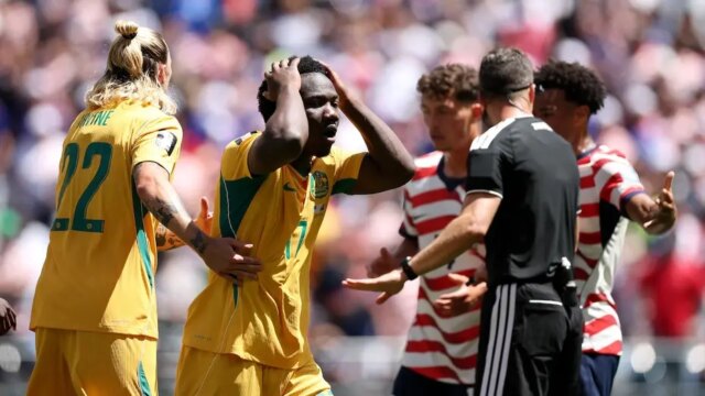 نجم كأس العالم الأسترالي يتحدث ضد الحكم بعد الخسارة الكبيرة نجم كأس العالم الأسترالي يتحدث ضد الحكم بعد الخسارة الكبيرة أمام الولايات المتحدة الأمريكية بينما يشتكي المدربون
| itg-ar.com