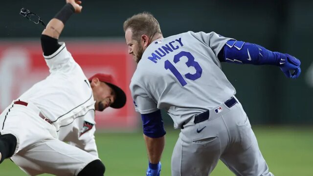 نجوم MLB يغادرون لعبة التقسيم بعد اصطدام مخيف في القاعدة الأولى مما أدى إلى إصابة كلاهما
| itg-ar.com