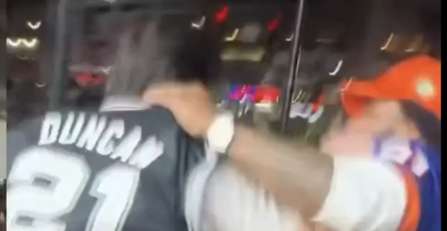 هاجم مشجعو نيكس مشجعي توتنهام في الشوارع بعد خسارة نهائيات هاجم مشجعو نيكس مشجعي توتنهام في الشوارع بعد خسارة نهائيات الدوري الاميركي للمحترفين، واللاعبون يتحدثون علنًا
| itg-ar.com