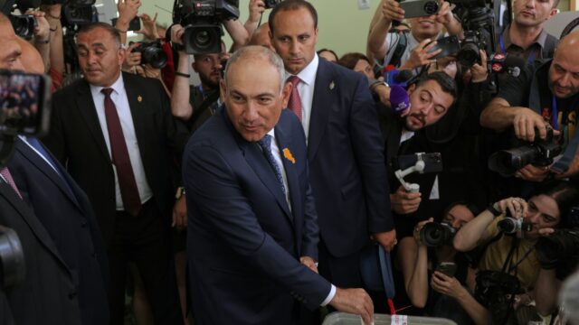 ويدلي الأرمن بأصواتهم في انتخابات عامة تراقبها روسيا والغرب عن ويدلي الأرمن بأصواتهم في انتخابات عامة تراقبها روسيا والغرب عن كثب
| itg-ar.com