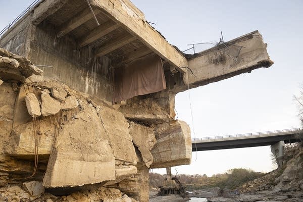 يتطلع المسؤولون إلى موعد بدء فصل الشتاء لجسر جنوب مينيسوتا يتطلع المسؤولون إلى موعد بدء فصل الشتاء لجسر جنوب مينيسوتا الذي دمره الفيضانات
| itg-ar.com