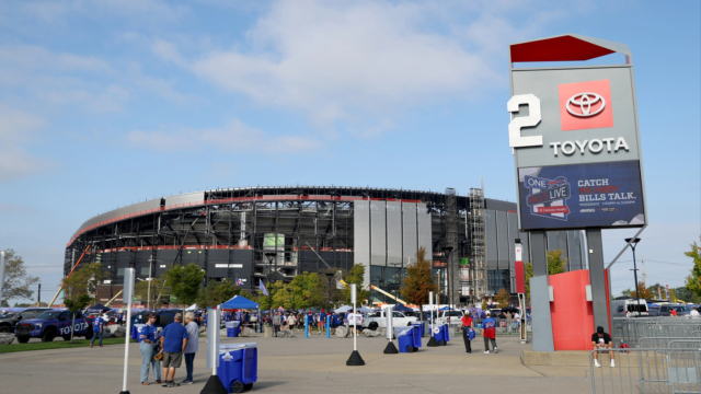 يتم افتتاح ملعب NFL الذي تبلغ تكلفته 2.2 مليار دولار، حيث يتم الكشف عن غرفة خلع الملابس عالية التقنية التي ستتغير لونها
| itg-ar.com