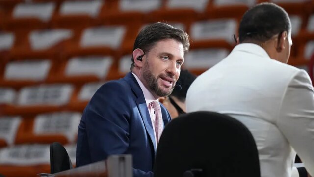 يصف مايك جرينبيرج من ESPN سوء تصرف مشجعي نيكس بأنه يصف مايك جرينبيرج من ESPN سوء تصرف مشجعي نيكس بأنه "وصمة عار" بعد إلقاء البيض على ويمبانياما
| itg-ar.com