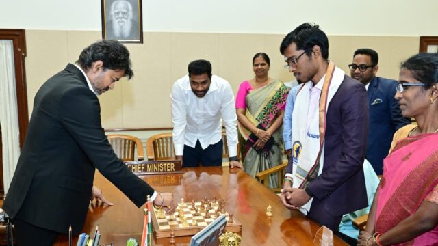 يلعب TN CM Vijay الشطرنج مع Grandmaster Praggnanandhaa
| itg-ar.com