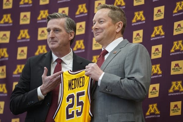U of M يمنح Medved تمديد العقد وزيادة الراتب | U of M يمنح Medved تمديد العقد وزيادة الراتب
| itg-ar.com