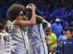 أوليفيا مايلز وناتاشا هوارد يرشدان Lynx إلى مجموعتين من الألعاب مع Sun
| itg-ar.com أوليفيا مايلز وناتاشا هوارد يرشدان Lynx إلى مجموعتين من الألعاب مع Sun
| itg-ar.com