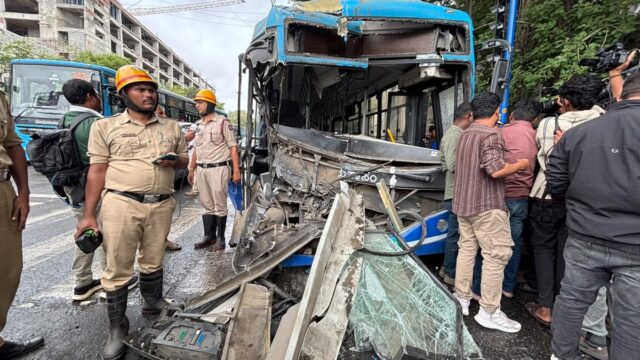 اصطدمت حافلة كهربائية BMTC بحافلة Vayu Vajra المتوقفة في KR اصطدمت حافلة كهربائية BMTC بحافلة Vayu Vajra المتوقفة في KR Circle في بنغالورو، مما أدى إلى إصابة 5 أشخاص
| itg-ar.com