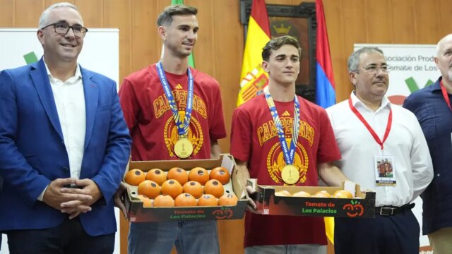 الإسباني فابيان رويز وجافي يحصلان على ثقلهما بالطماطم بعد الفوز بكأس العالم
| itg-ar.com