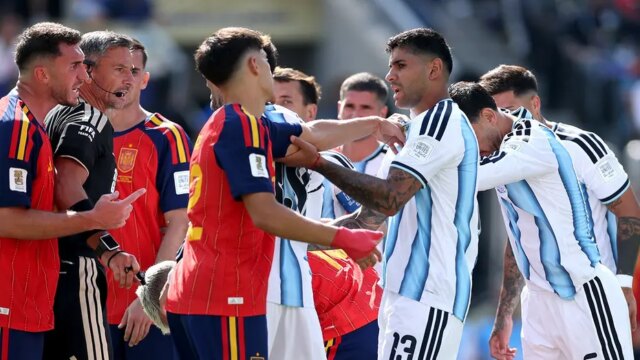 الفيفا يفتح تحقيقا في مشاجرة بعد فوز إسبانيا على الأرجنتين الفيفا يفتح تحقيقا في مشاجرة بعد فوز إسبانيا على الأرجنتين في نهائي كأس العالم
| itg-ar.com