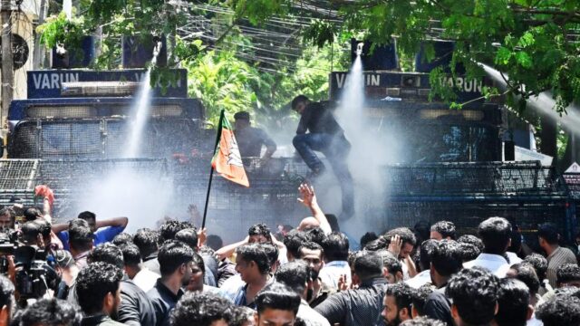 تحولت مسيرة احتجاج Yuva Morcha إلى المقر الرسمي لـ Kerala تحولت مسيرة احتجاج Yuva Morcha إلى المقر الرسمي لـ Kerala CM بسبب "الشذوذات" في امتحان PSC إلى أعمال عنف
| itg-ar.com