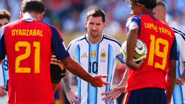 تعرض ليونيل ميسي لانتقادات بسبب محاولته اليائسة لاستغلال حكم كأس تعرض ليونيل ميسي لانتقادات بسبب محاولته اليائسة لاستغلال حكم كأس العالم الجديد مباشرة بعد طرد إنزو فرنانديز
| itg-ar.com