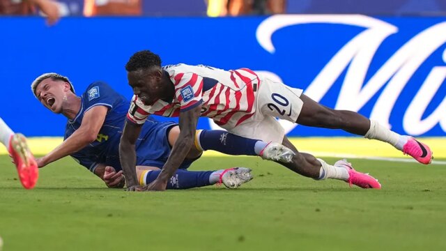 تلقى نجم منتخب الولايات المتحدة الأمريكية فولارين بالوغون بطاقة حمراء تلقى نجم منتخب الولايات المتحدة الأمريكية فولارين بالوغون بطاقة حمراء مثيرة للجدل خلال مباراة دور الـ 32
| itg-ar.com