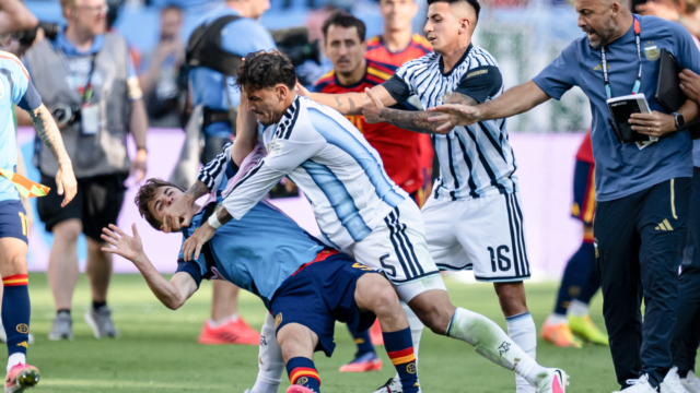 طلب من الفيفا أن يصفع لياندرو باريديس بالإيقاف الكبير مع طلب من الفيفا أن يصفع لياندرو باريديس بالإيقاف الكبير مع بدء التحقيق في المشاجرة المشينة التي تلت المباراة
| itg-ar.com