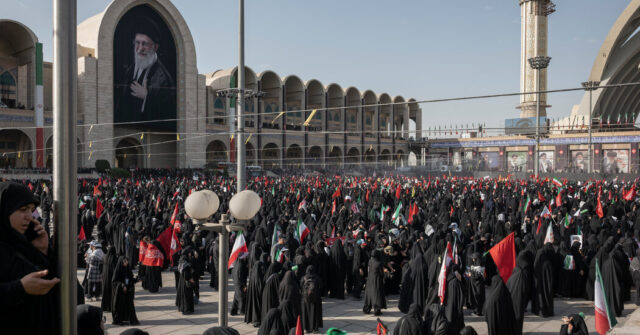 في الموقع الذي يرقد فيه الزعيم الإيراني المقتول، يرى البعض في الموقع الذي يرقد فيه الزعيم الإيراني المقتول، يرى البعض رمزًا لإخفاقاته
| itg-ar.com