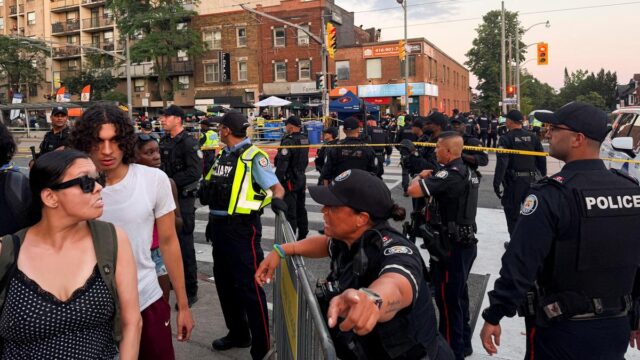قالت الشرطة إن شخصين قتلا و3 جرحى في إطلاق نار قالت الشرطة إن شخصين قتلا و3 جرحى في إطلاق نار قرب مهرجان شارع تورونتو
| itg-ar.com
