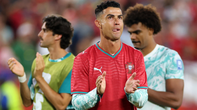 كريستيانو رونالدو يقاوم الدموع أثناء تكريم ديوغو جوتا بعد مسيرته الصادمة لأول مرة في فوزه المثير للجدل بكأس العالم
| itg-ar.com