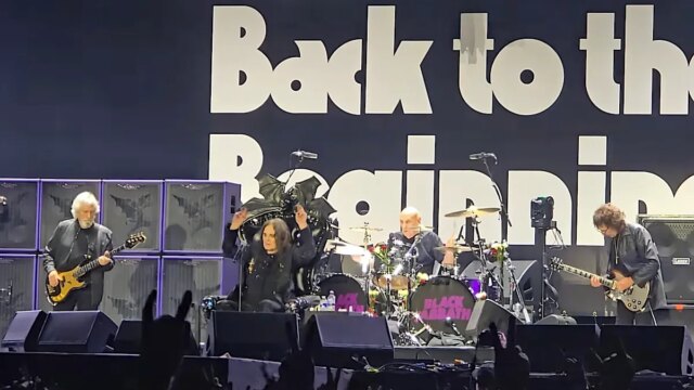 كل زملاء فرقة Black Sabbath يشيدون بـ Ozzy Osbourne بعد كل زملاء فرقة Black Sabbath يشيدون بـ Ozzy Osbourne بعد مرور عام على وفاته: "لن يكون هناك Ozzy آخر أبدًا"
| itg-ar.com